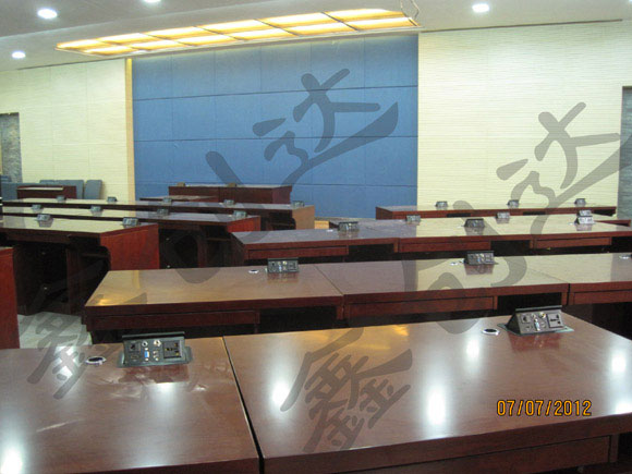 昆明建設(shè)銀行培訓(xùn)基地—液晶升降器系統(tǒng)